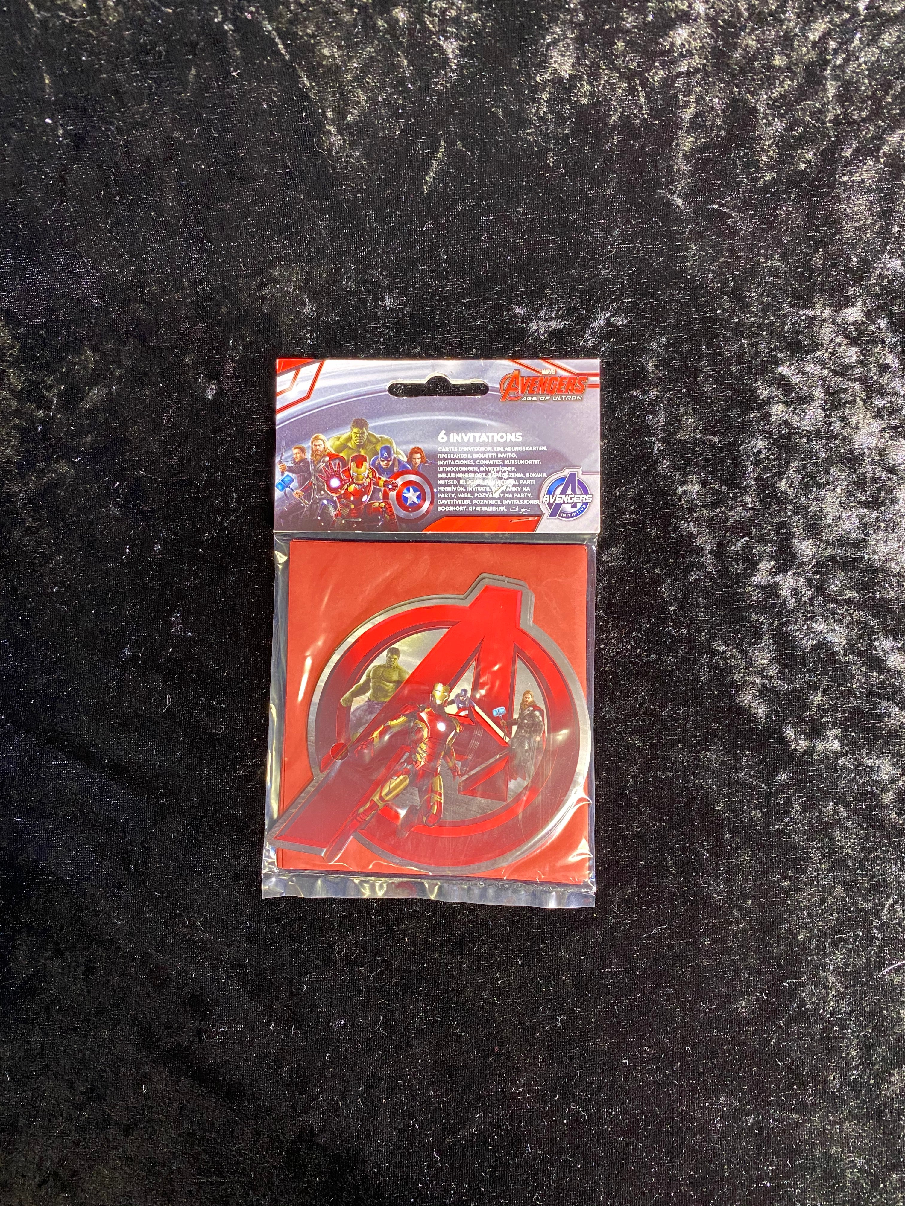 6 Avengers invitation cards and envelopes