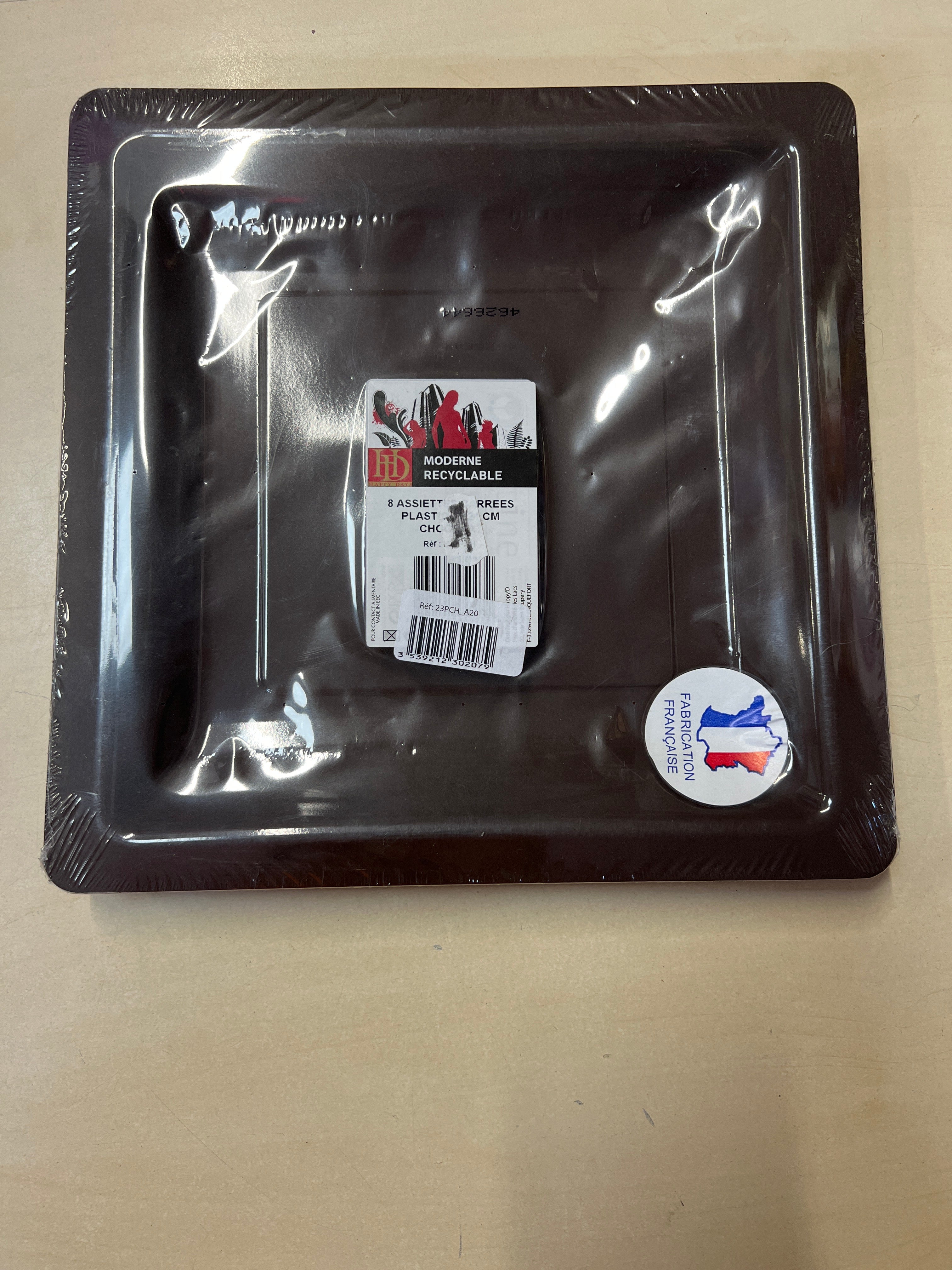 8 square plastic plates 23.5cm chocolate